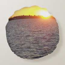 “Segurado em Sua Luz – Conforto no Pôr do Sol”