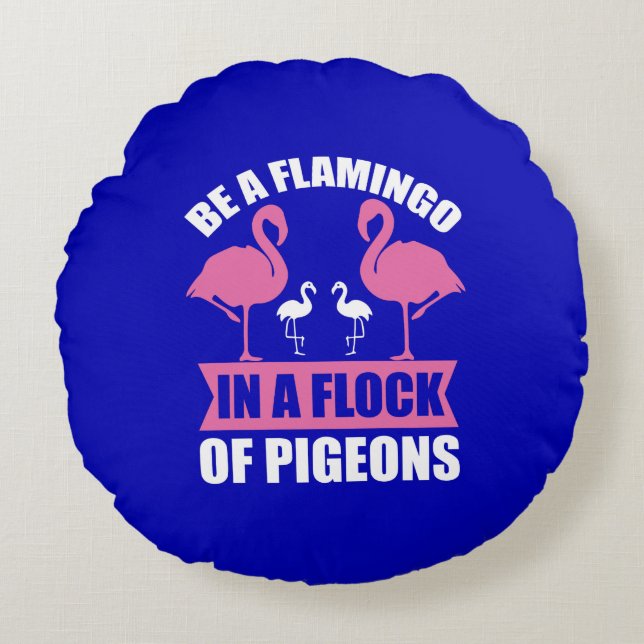 Almofada Redonda Seja um Flamingo em um Bando de Pombos (Frente)