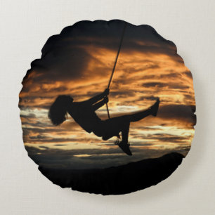 Almofada Redonda Silhueta Sunset da Rapariga em Swing