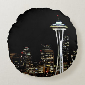Almofada Redonda Skyline de Seattle na noite, com agulha do espaço
