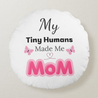 Almofada Redonda Tiny Humans Made Me Mom Modern Pink Design – Styli