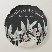 Travesseira Redonda Worthy Is The Lamb