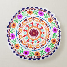 Travesseiro-branco redondo do design floral boémio