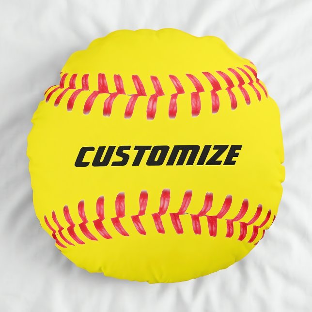 Almofada Redonda Travesseiro Personalizado de Softbol (Softball pillow on a white bedsheet. Great for fastpitch softball players and fans.)