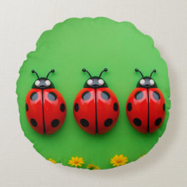 Almofada Redonda Três joaninhas coloridas em fundo verde
