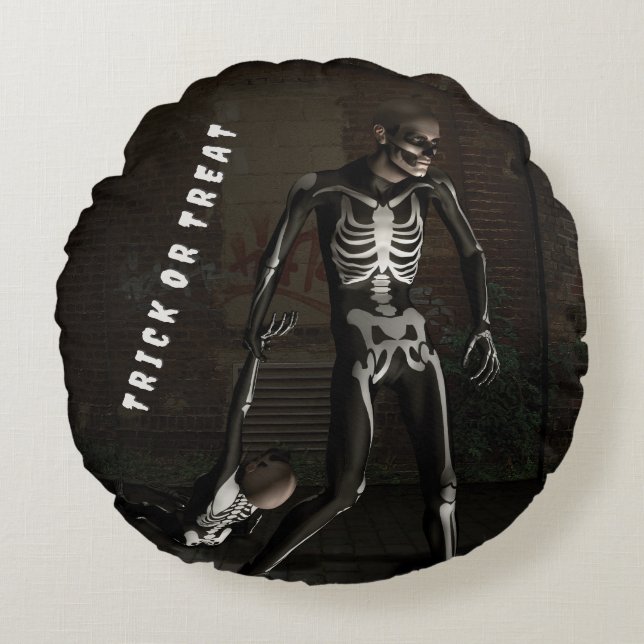 Almofada Redonda Trick or Treat. Man dressed as skeleton (Frente)