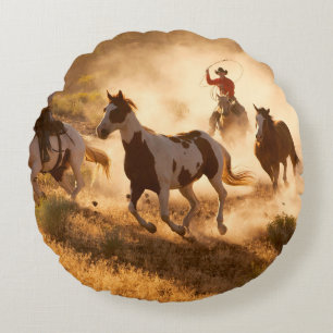 Almofada Redonda Two western cowboys riding horses, roping wild hor