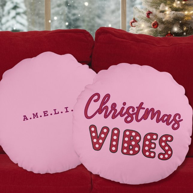 Almofada Redonda Víblias de Natal retrógradas e cor-de-rosa (cute pink retro christmas vibes round pillow)