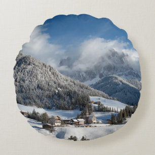 Almofada Redonda Vila pequena com as montanhas das dolomites na