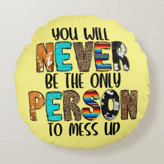 Almofada Redonda Você Nunca É A Única Pessoa A Se Meter