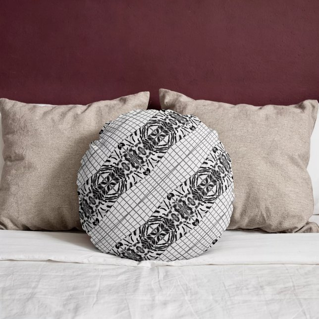 Almofada Redonda Wildcat Matrix - Bengal Cat Leopard Black & White (Round pillow is placed on a bed. )