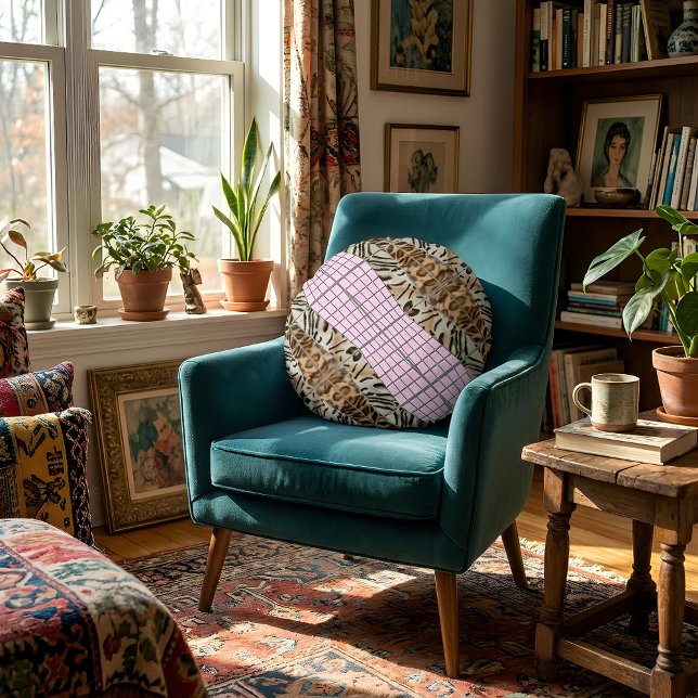Almofada Redonda Wildcat Matrix - Bengal Cat Leopard Pink Rose (Round pillow is placed on an armchair.)