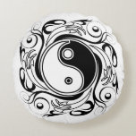 Almofada Redonda Yin & Yang Symbol Black and White Tattoo Style<br><div class="desc">Decorative Ying Yang Symbol Psychedelic Black and White Tattoo Style Art Design. Originally created with Hi Quality Vector Graphic Art Copyright BluedakArt TheChameleonArt.</div>