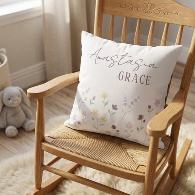 Almofada Refinados Nome Floral de Campo de Flores Silvestre (Refined Boho Throw Pillow with Elegant Wildflowers Meadow Watercolor Effect.)