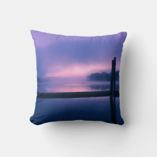 Almofada Reflexo da paisagem hídrica do nascer do sol roxo