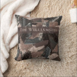 Almofada Remendo de patchwork de fita marrom bege cinza abs<br><div class="desc">Almofada quadrada personalizada com o nome da família em tipografia serif classuda. Tons neutros terrosos, fácil de combinar em qualquer ambiente, especialmente em estilo de decoração de casa moderna de fazenda, ou estilo boho, rústico, cabana, cottage. Design estético único inspirado em uma das minhas obras de arte têxtil originais, uma...</div>