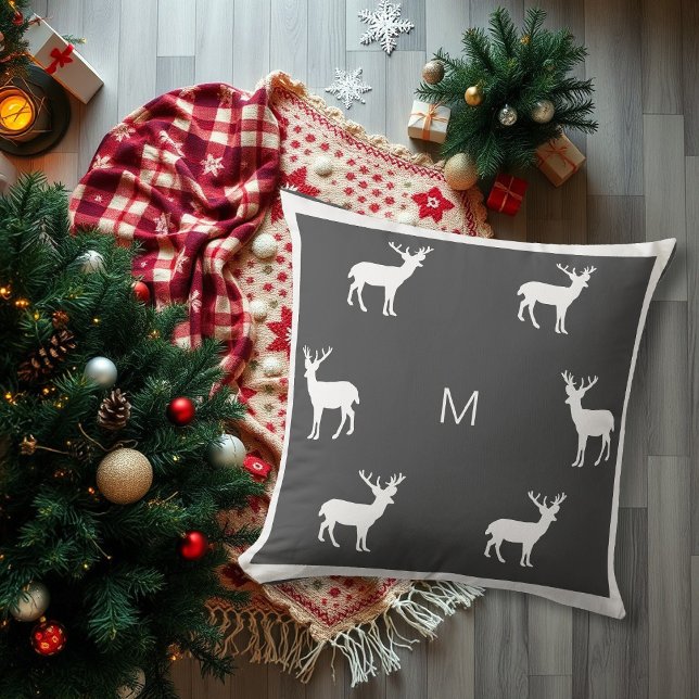 Almofada Rena despretensiosa cinza escuro monograma de famí (Rustic reindeer dark gray family monogram holiday throw pillow.)