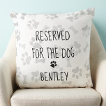 Almofada Reservado para o Cachorro - Impressão de Pata - Pa<br><div class="desc">Reservado para o Cachorro! Coordena-se com a nossa Coleção de Decores de Cachorro 'Lado do Meu Cachorro' - Mostra quem governa a casa e o quarto com este super fofo travesseiro de cão e coleção de camas. Cinza de aquarelas com impressão e design de ossos é um fundo muito sutil...</div>