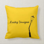Almofada Restez - Pedras De Gem Amarelo Da Imagem Francesa<br><div class="desc">Este travesseiro oferece um lembrete saudável para continuarmos a ser nós mesmos,  e continuarmos a ser únicos. O poste é de uma ilustração da safra francesa da década de 1950,  e o reverso apresenta a mesma ilustração em algumas das cores de tom de joia mais populares da estação.</div>