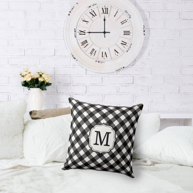 Almofada Retro Elegant Personalized Gingham Throw Pillows (Retro elegant black and white gingham check pillow)