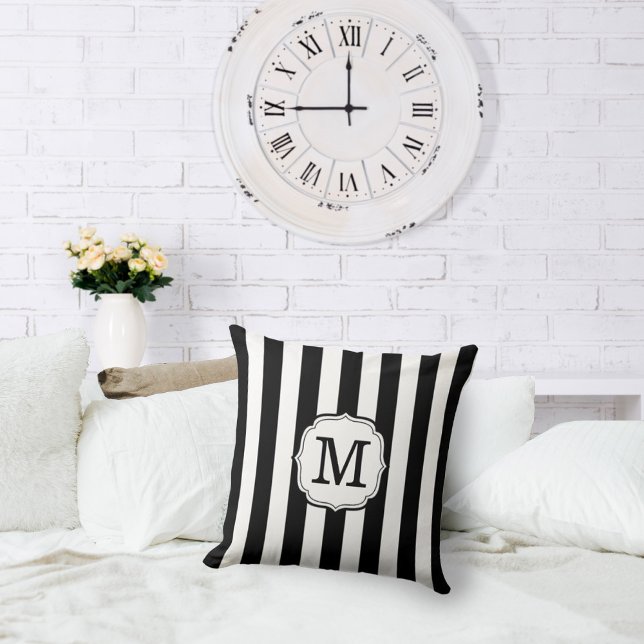 Almofada Retro Elegant Personalized Stripe Throw Pillows (Retro elegant black and white stripe pillow)