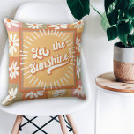 Almofada Retro Hippie Deixe a margarida sunshine voar 70s<br><div class="desc">Deixe a luz do sol entrar no seu pequeno berçário com esta brilhante, colorida coleção inspiradora de decoração de quarto de bebê neutro em sexo! Trô mod daisies com mensagem de estilo de fonte vintage e elementos modernos simples trazem o sol. Arte criada e gráfica desenhada por artista e designer...</div>