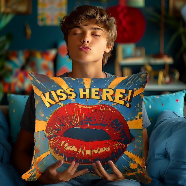 Almofada Retro-Pop de Arte Divertida 'Beije Aqui!' (Bold Pop-Art 'Kiss Here!' Decorative Pillow)