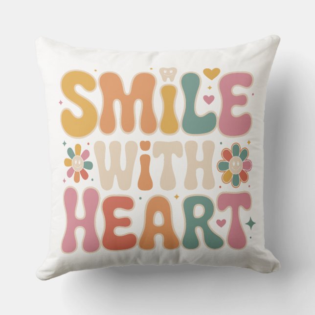 Almofada Retro 'Smile With Heart' Throw Pillow - Groovy Den (Verso)