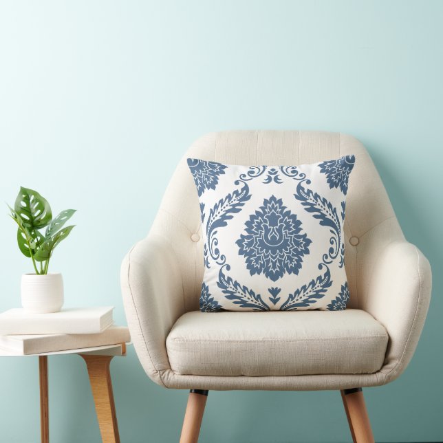 Almofada Rococo Damask Padrão Grande Azul no Branco (Cadeira)