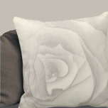 Almofada Rosa de Macro Artístico | Creme & Taupe<br><div class="desc">O travesseiro decorativo elegante apresenta um design de rosa de macro-bud moderno na moda em uma paleta de cor de marfim neutra com sombras taupe e cinza. Um abstrato floral orgânico que irá adicionar um toque de estilo artístico a qualquer decoração doméstica. Você pode personalizar para se adequar ao seu...</div>