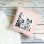Almofada Rosa Moderno e Branco | Foto da família | Inicial<br><div class="desc">esta fotografia da família rosa e branca moderna exprime um sentimento de união,  amor e estilo contemporâneo. Captura um momento de alegria e unidade,  mostrando a beleza da família e sua conexão harmoniosa.</div>