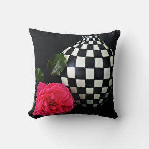 Almofada Rosa Rosa Rosa e um Vase Checkado