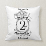 Almofada Rosas e Vinhas Casamento Romântico de segundos<br><div class="desc">Uma lembrança para marcar seu segundo aniversário de casamento. O escudo parece design em preto e branco,  com rosas e videiras românticas. Uma forma excelente de marcar seu segundo ano de casamento,  seu aniversário de algodão.</div>