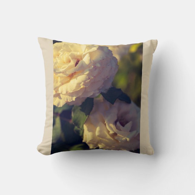 Almofada Rosas em um jardim (Frente)