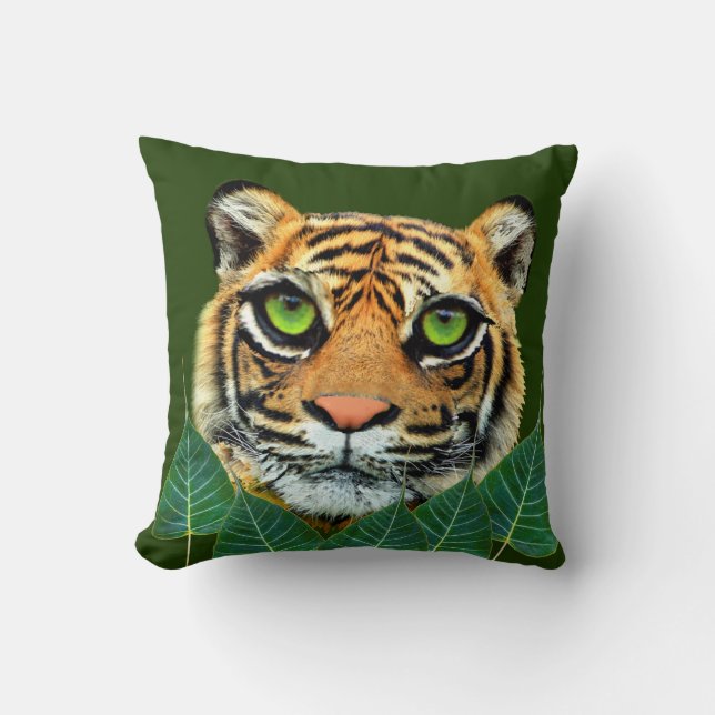Almofada Rosto de tigre selvagem em verde floresta (Frente)