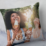 Almofada Roteiro de Amigos para Sempre Sobreposição 2 Foto<br><div class="desc">Travesseiro de fotos personalizado dos melhores amigos com uma camada de texto elegante. O modelo de foto está configurado para você adicionar suas próprias fotos - uma da frente e outra no verso. A frente também tem a cobertura de texto que lê "amigos para sempre" em escrita à mão e...</div>