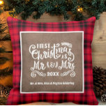 Almofada rua de Natal Sr. Photo Burlap Xadrez<br><div class="desc">Burlap russo (design impresso) com xadrez de búfalo vermelha e preta e travesseiro decorativo decorador de fotos com texto fofo, "Nosso primeiro Natal como Sr. e Sra." na frente. No verso, adicione sua foto e nomes. Este travesseiro fará uma decoração horrorosa de Natal em casa e será um guardião para...</div>
