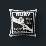 Almofada Ruby aniversário de casamento com as mãos 40º<br><div class="desc">Se quiser ajuda para personalizar este design,  use o botão Perguntar a este designer,  logo abaixo deste texto. Uma design romântica para seu aniversário de casamento rubi,  quando você está comemorando 40 anos de casamento. Este design tem uma ilustração vetorial de um casal de mãos dadas.</div>