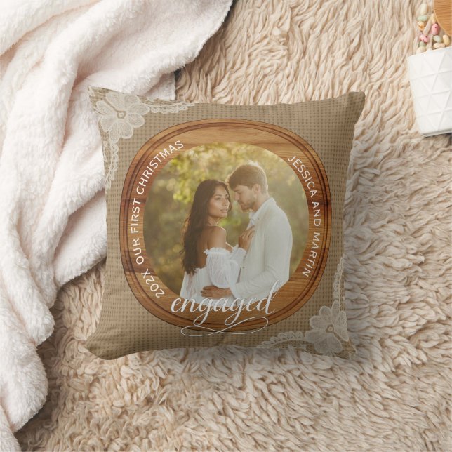 Almofada Rustic Burlap and Lace First Christmas engaged (Cobertor)