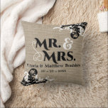 Almofada Rustic Burlap Olhe Sr. e Sra. Wedding<br><div class="desc">© 2014 Designs socialitas. Nosso travesseiro de manutenção de casamento tem um fundo de imagem de burlap com a imagem de texto do Sr. e Sra., juntamente com a noiva personalizável e o texto e data do noivo. Os cantos opostos têm floresces elegantes. Todos os elementos de design podem ser...</div>