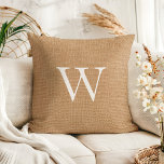 Almofada Rustic Faux Jute Burlap Monogramed<br><div class="desc">Traga um toque aconchegante e rústico para sua casa com este travesseiro decorativo de macacos de juta. A textura natural e a carta personalizada criam um sentimento quente e convidativo, perfeito para a fazenda, a casa de campo ou o estilo country. Adicione um charme personalizado à sua sala de estar,...</div>
