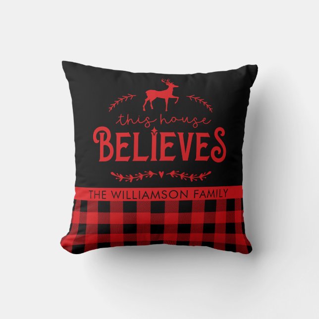 Almofada Rustic Red and Black Buffalo Family Name (Frente)