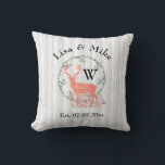 Almofada Rustic Reindeer Boho Watercolor Monograma de Casam<br><div class="desc">Um novo travesseiro casal com uma design de aquarela digital. Uma silhueta pastel de renas laranja dentro a coroa de folhas de ervas. Cogumelos e samambaias florestais aos seus pés. Uma cinza e um padrão de árvore de pássaros brancos no fundo. Personalize com seus nomes, data de casamento e Monograma...</div>