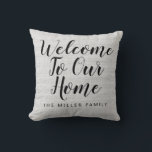 Almofada Rustic Welcome To Our Home Custom Family Name<br><div class="desc">Rustic Welcome To Our Home Custom Family Name travesseiro decorativo com tipografia de script de caligrafia e imagem de fundo de linha falsa.</div>
