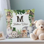 Almofada Safari selva animais lindos berbequim<br><div class="desc">Bem-vindos ao seu filho a um mundo de aventura com o Travesseiro Safari Jungle Animal Baby Boy Nursery, um encantador suplemento ao seu primeiro santuário. Este travesseiro apresenta um encantador conjunto de aquarelas tropicais e selvas, trazendo uma vibração divertida, mas serena, para o berçário. Personalize-o com o nome, data e...</div>