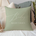 Almofada Sage Verde Caprichoso Com Nome de Bebê<br><div class="desc">Apresentamos nossa almofada de lançamento de nome de bebê em verde sálvia caprichoso, perfeita para sua celebração boho moderna simples em qualquer estação do ano! Esta almofada tem um visual boho-chic, neutro em termos de gênero, com caligrafia elegante e um design minimalista delicado, tornando-a ideal para meninas e meninos. Além...</div>