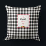 Almofada Santa Xadrez Holly Christmas Family Festivo<br><div class="desc">Xadrez de Buffalo em Preto e Branco com Vermelho e Holly. CLÁUS personalizado, TEXTO em vermelho e preto. Fácil de personalizar texto, cor do texto, fonte. Decoração de Natal clássico com Papais noeis divertidos Twist para qualquer família no Natal. Um eterno e um presente precioso para qualquer um. Misturar e...</div>