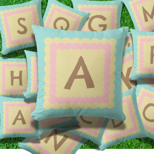 Almofada Scallop Alphabet Monogramo Pastel design escallope