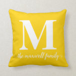 Almofada Script da Família Monograma Amarelo-Russo Moderno<br><div class="desc">Travesseiro decorativo de Script da Família Clássico Elegante de Monograma de Chic Você pode personalizar facilmente a cor do texto com a ferramenta 'Personalizar' ou sentir-se livre para entrar em contato comigo.</div>