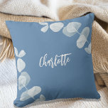 Almofada Script de nome do eucalipto azul-Dusty<br><div class="desc">Um fundo azul empoeirado decorado com eucalipto. Personalize e adicione um nome.</div>